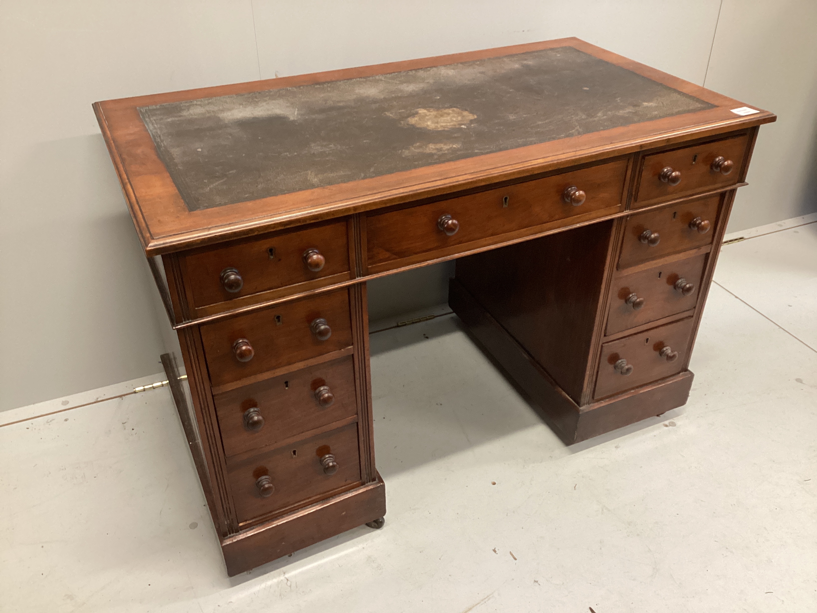 A small Victorian mahogany pedestal desk, width 107cm, depth 58cm, height 72cm